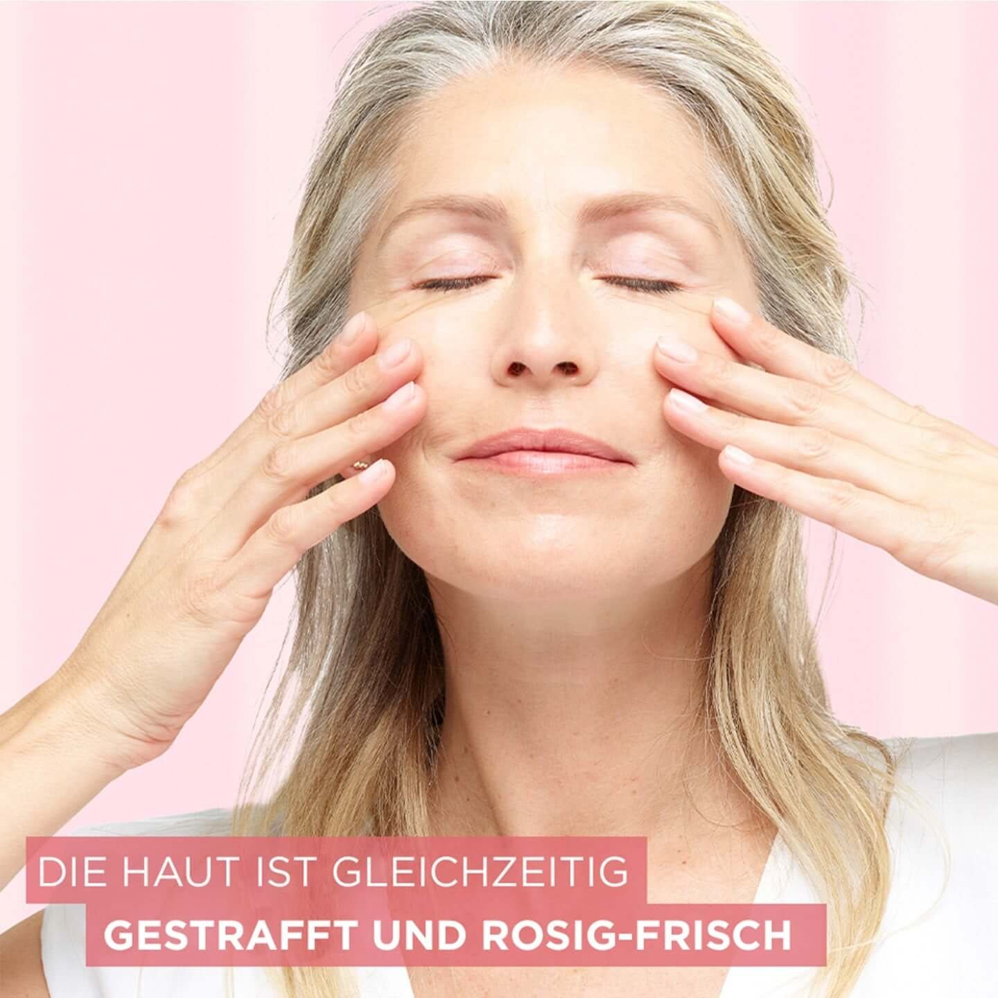 Frau trägt Creme auf ihr Gesicht auf